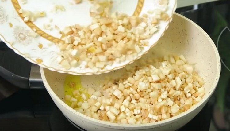 Разстиламе нарязаните на гъби крака в тигана.