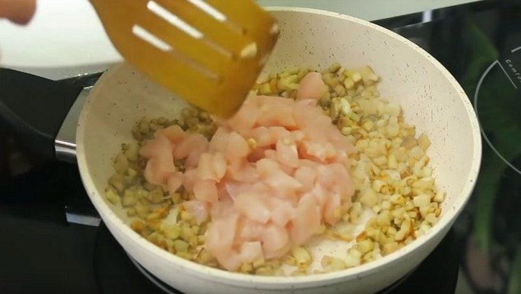 Добавете гъбите към гъбите.