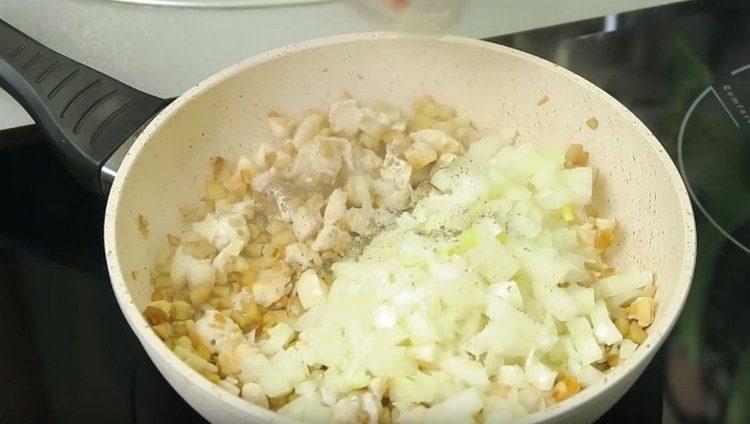 Сол и черен пипер съдържанието на тигана.