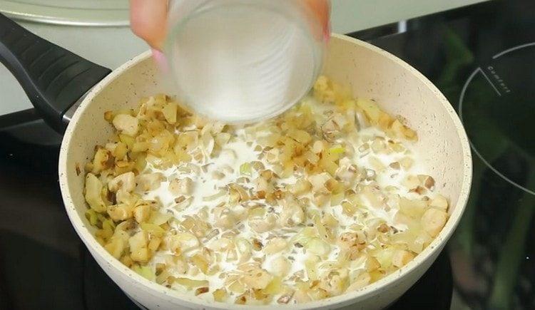 Добавете сметана.