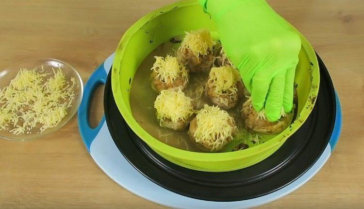 Поръсете пълнените гъби със сирене и сложете във фурната да образуват златиста коричка.