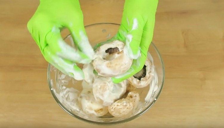 Изтриваме всяка гъбена шапка с марината.