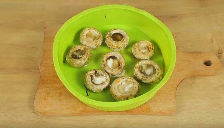 Изпращаме капачки от гъби във фурната.