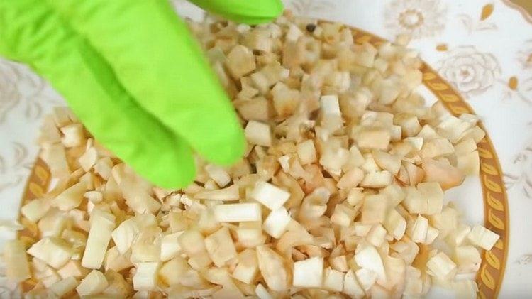 Нарязваме ситно краката на шампионки.