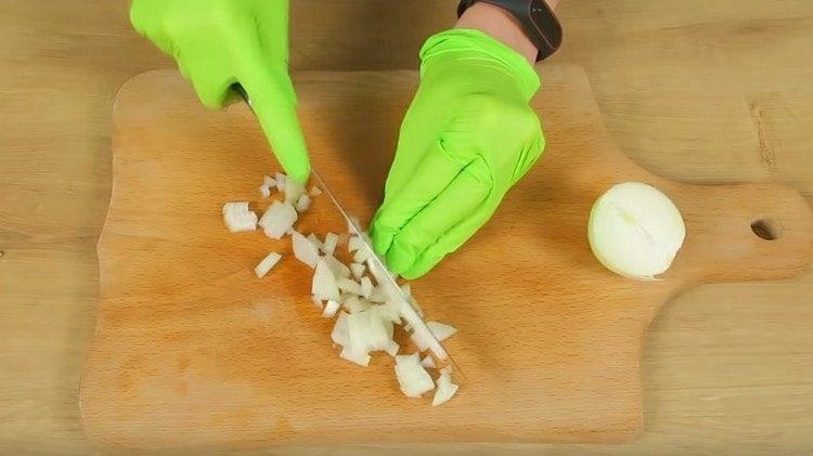 Нарязваме и лука.