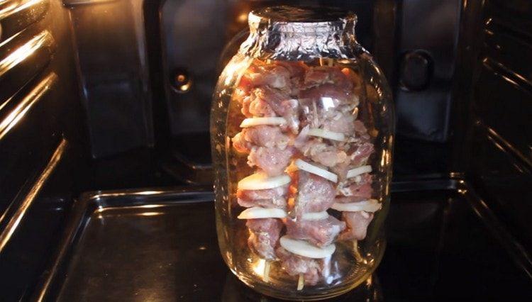 Vi sætter krukken i ovnen, først tænd den derefter.