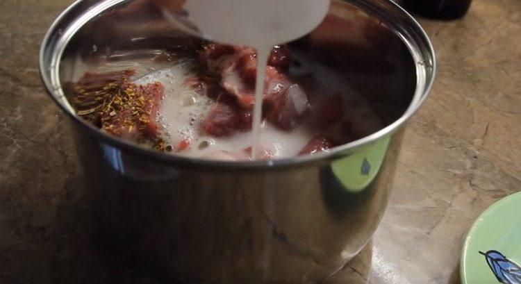 Tilsæt øl til kødet.