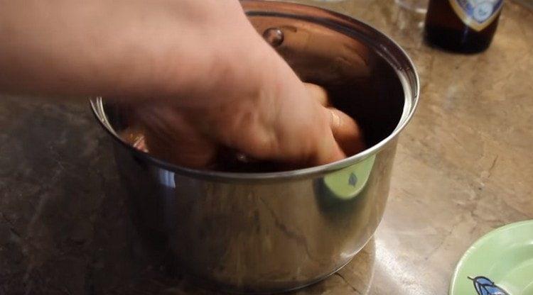 Bland kødet grundigt.