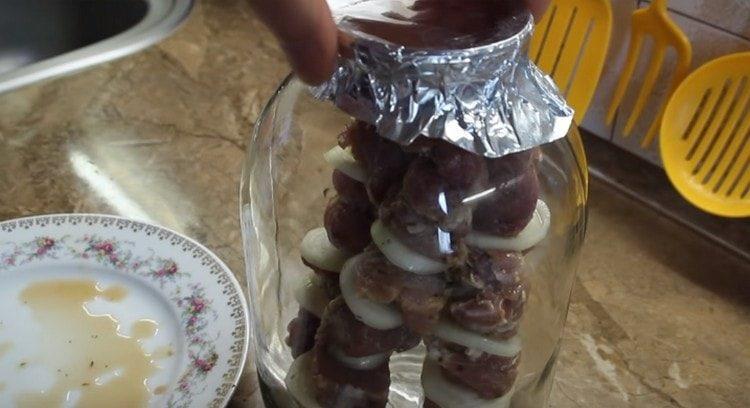 Dæk let på dåsen med folie.