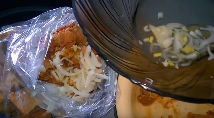 Сокът, който остава от лука, също се налива в ръкава.