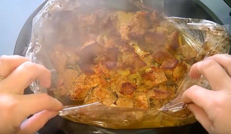 В края на печенето накъсваме ръкава, така че месото да покафенее.