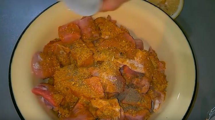 Поръсете месото със сол и подправки.