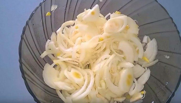 Разбъркайте лука и го оставете да се маринова.