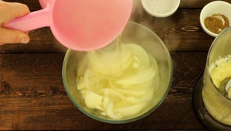 Изсипете лука, нарязан на половин пръстени, с вряла вода.