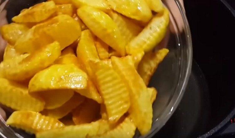 Vyjmeme brambory z kotle a vypustíme olej.