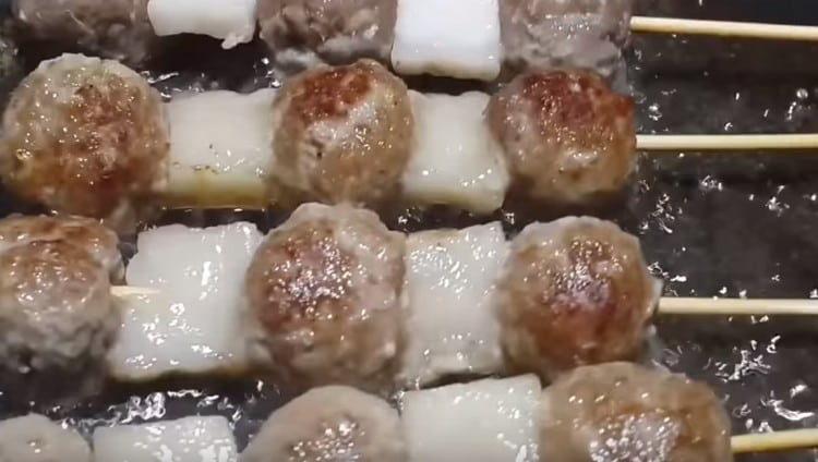 Smažte kebab v novém oleji, dokud nezíská zlatohnědou barvu.