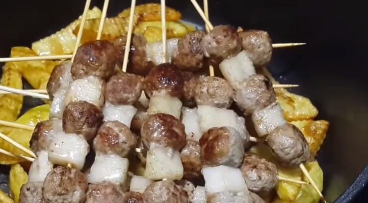 Rozložíme brambory v kotli, přidáme trochu vody a položíme gril na vrchol.