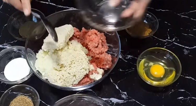 Přidejte chléb dříve namočený ve vodě.