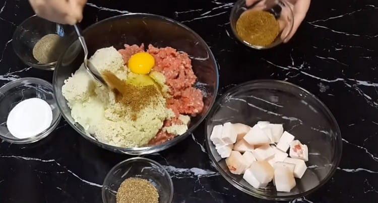 Přidejte vejce, sůl, koření.