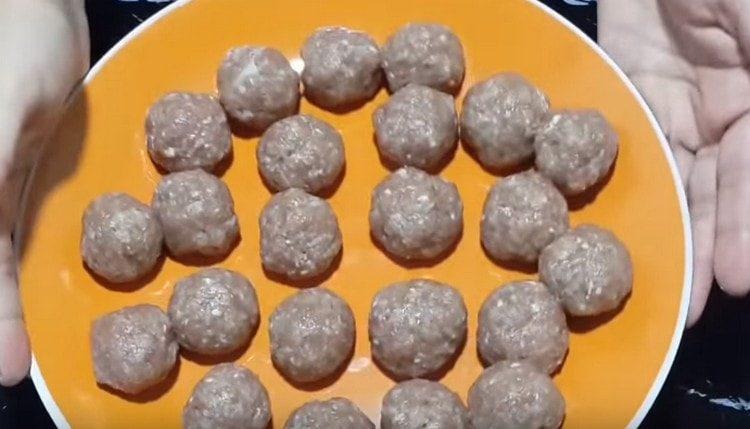 Vytváříme malé kuličky mletého masa.