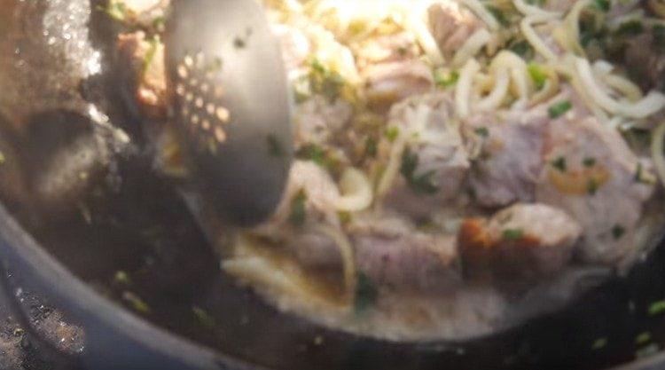 В котела се е образувал много сок.