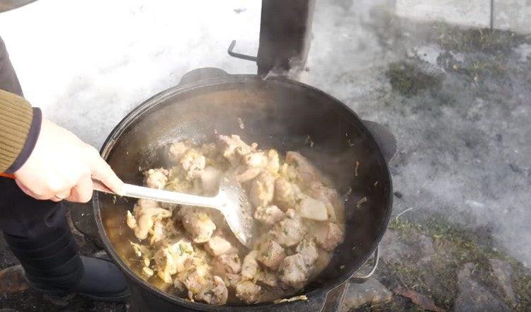 Разбъркайте шишчетата.