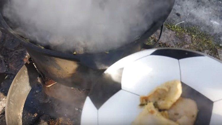 Изваждаме резенчета салата от казана.