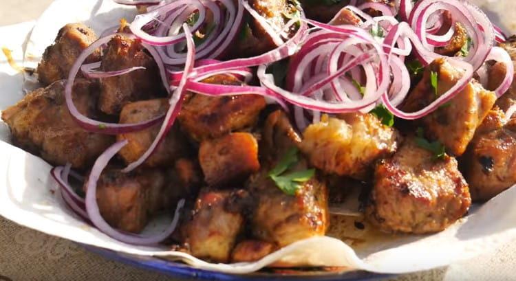 Ето такова прекрасно барбекю може да се приготви в казан на клада.