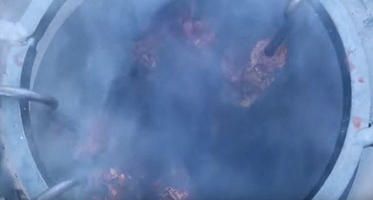 Placez les brochettes de viande dans le tandoor.