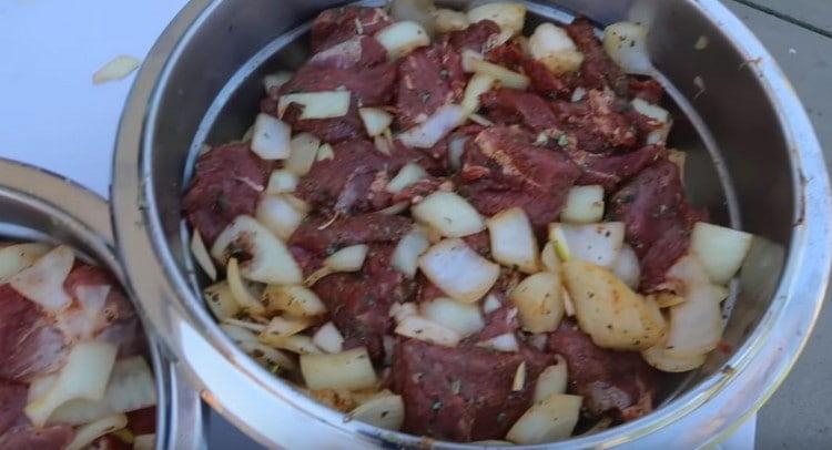 Laissez la viande mariner.