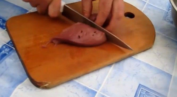 Couper le foie en morceaux.