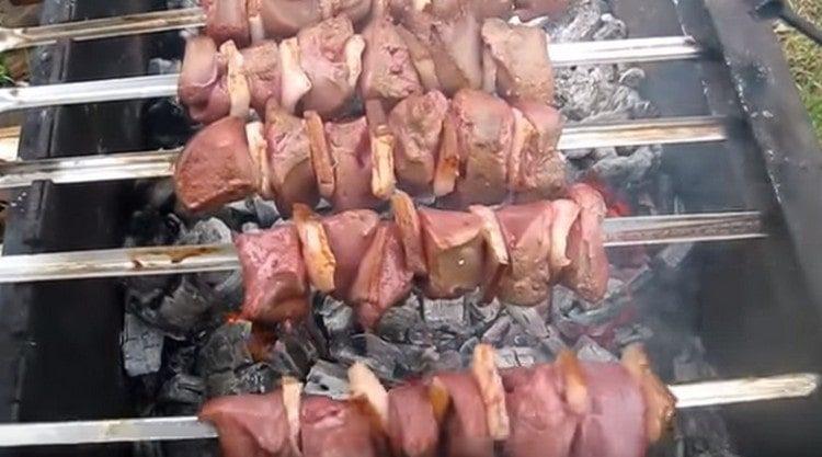 Répartissez immédiatement la brochette sur le gril.