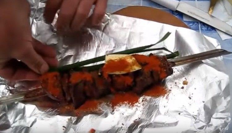 Ajoutez les plumes d'ail vert.