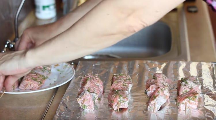 We put kebabs on the foil and send it to the oven for 15 minutes.