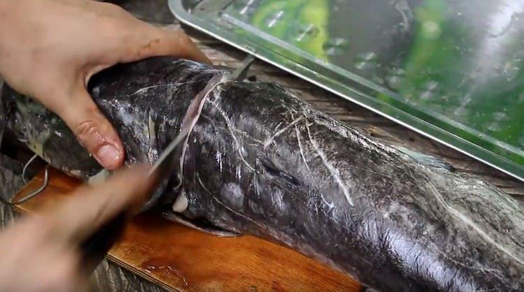 Tăiați capul de pește.