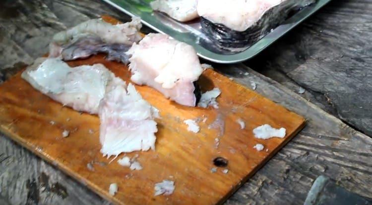 tăiați fiecare friptură în 4 bucăți.