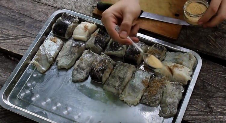 Presărați bucăți de pește cu condimente, sare.