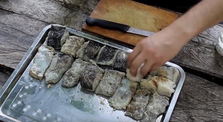 Amestecați bucățile pentru a le condimenta.