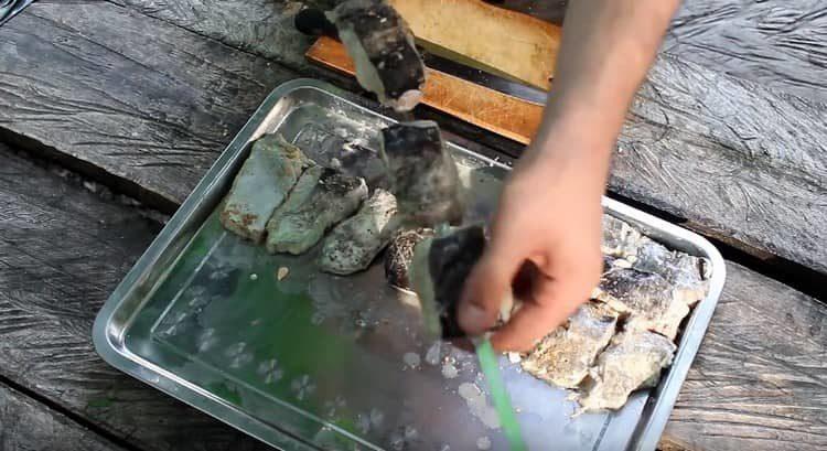 Șiruri bucăți de pește catifel pe o frigarui.