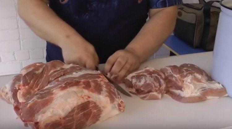 Skär löken i halva ringar och skivor av fläskhalsen.