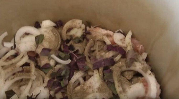 lägg köttet i en panna i lager, alternerande i lök och hackad färsk basilika.