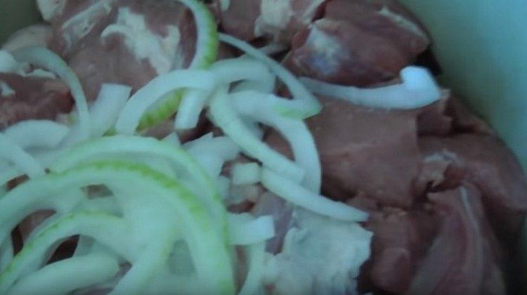 Vi förbereder allt kött med lök.