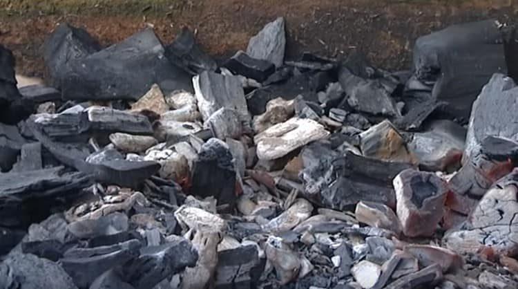 Bereiten Sie zuerst den Grill und die Kohlen vor.