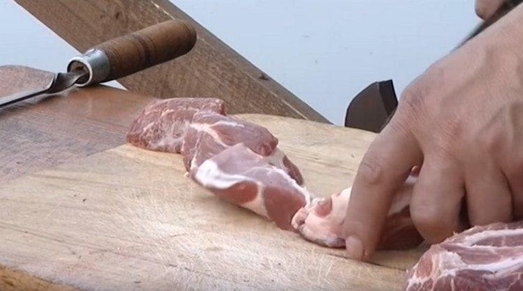 Wir schneiden das Fleisch in Scheiben.