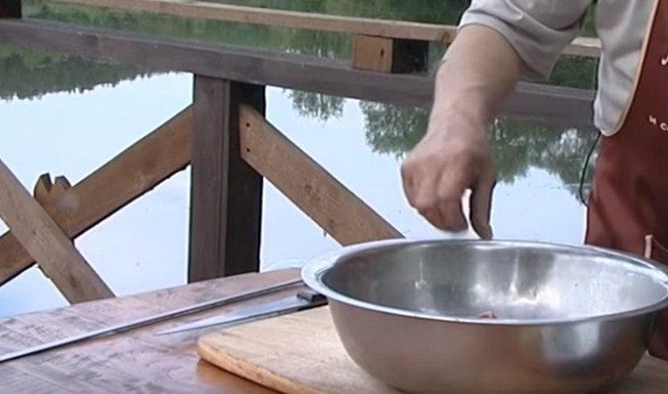 Das Fleisch in eine Schüssel geben, salzen und pfeffern.