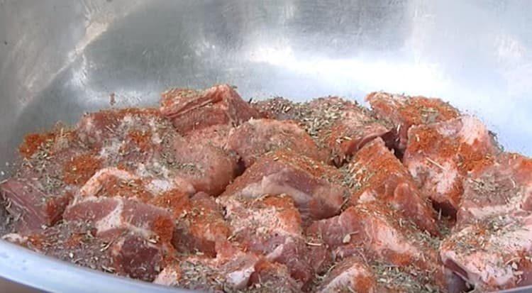 Basilikum und getrocknete Zitronen hinzufügen.