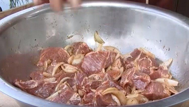 Das Fleisch gut mischen.