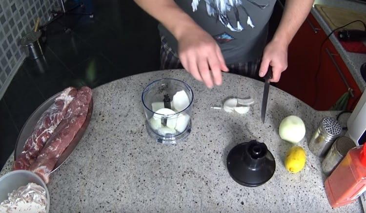 picar la cebolla y picarla con una licuadora.