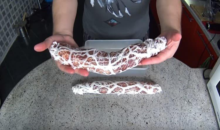 Cada trozo de carne está envuelto en una red de grasa.