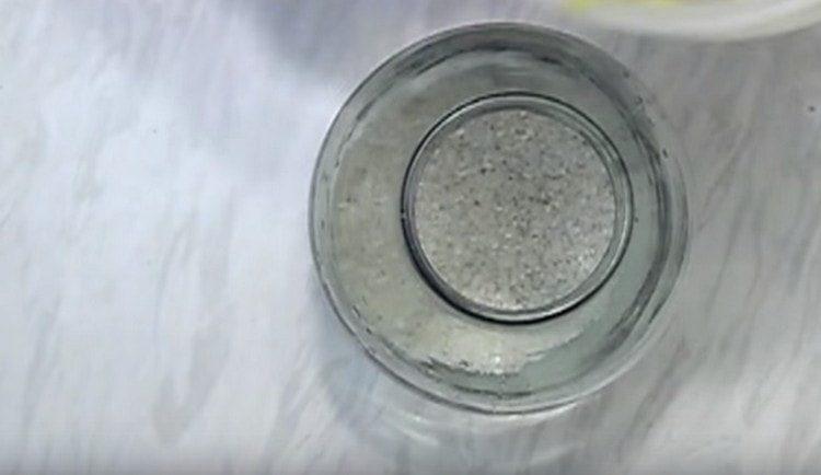 изсипете ориз на дъното на трилитров буркан.